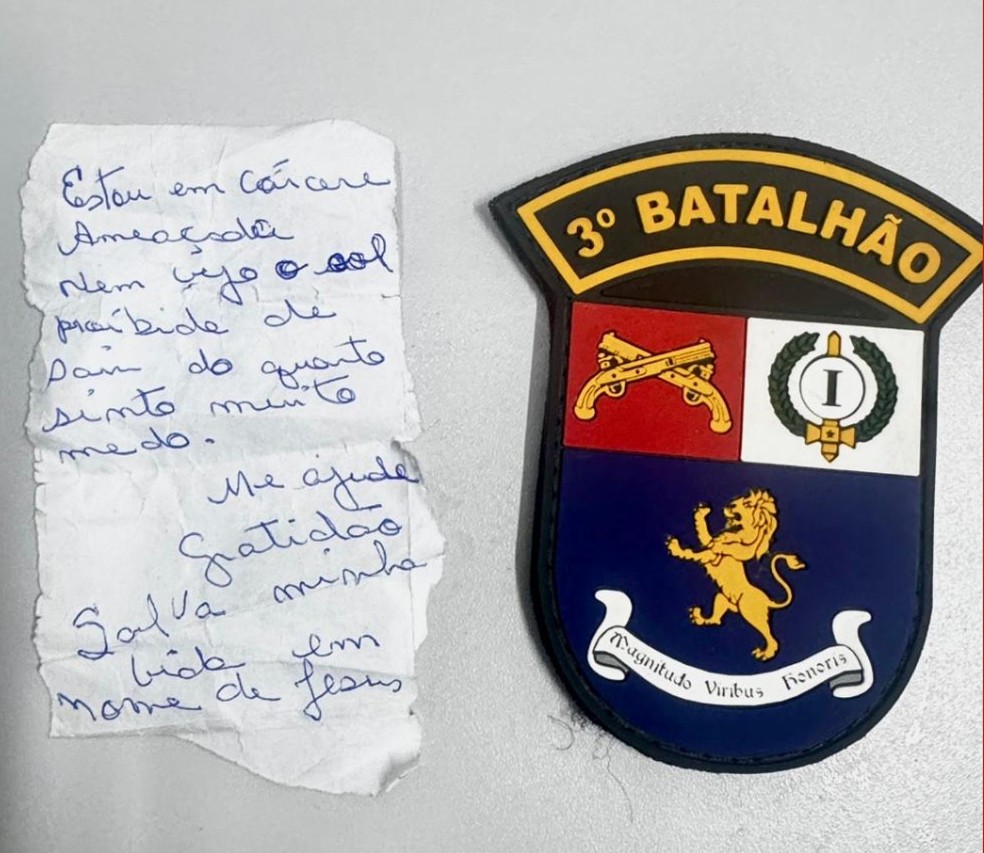 Bilhete de pedido de socorro escrito pela vítima — Foto: PMMT