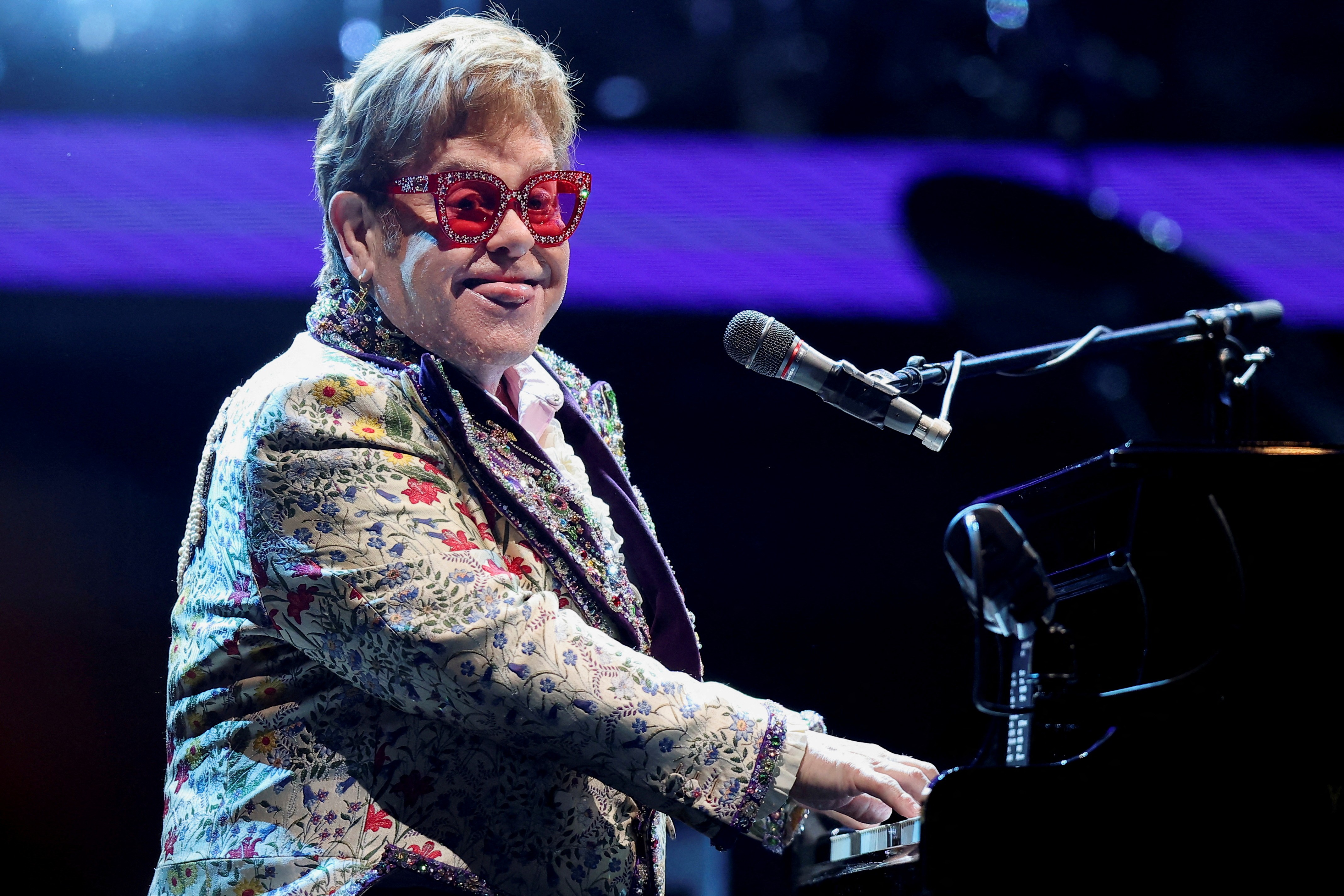 Elton John se recupera de 'infecção ocular grave' que o deixou com 'visão limitada em um olho'