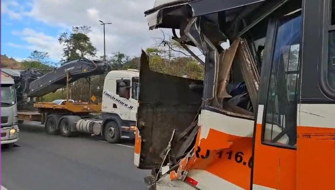 Caminhão bate na traseira de ônibus na Rio-Santos, em Angra dos Reis