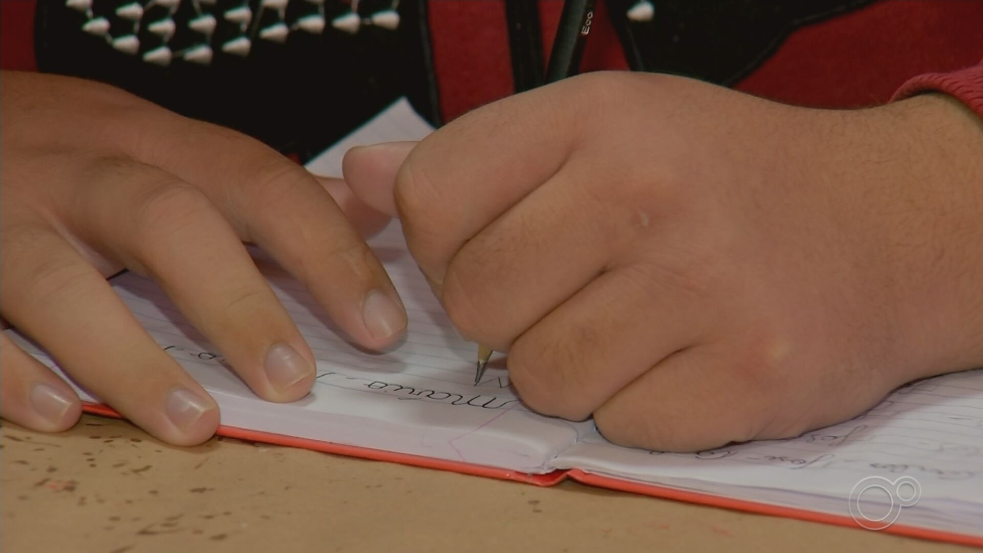 Após abandonar escola por bullying, adolescente aprende a ler e escrever com ajuda de professora no Caps: 'Quero mostrar que sou capaz'