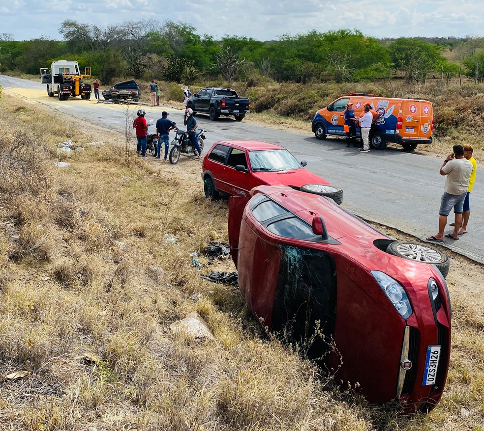 Carro tombou às margens da rodovia após bater contra caminhonete — Foto: Brigada Anjos Jacuipenses