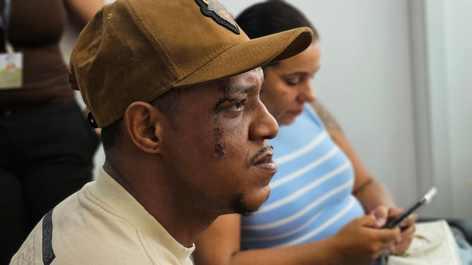 Funkeiro Gugu Hawaiano diz que foi agredido por policiais da Core ao ser detido na Cidade de Deus; artista relata ter levado 5 pontos