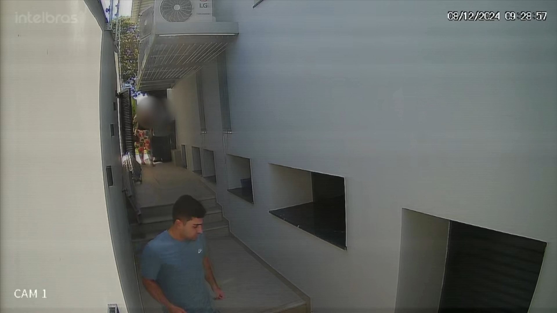 VÍDEO: novas imagens mostram ex-companheiro chegando a casa de empresário suspeito de agressão em Vitória