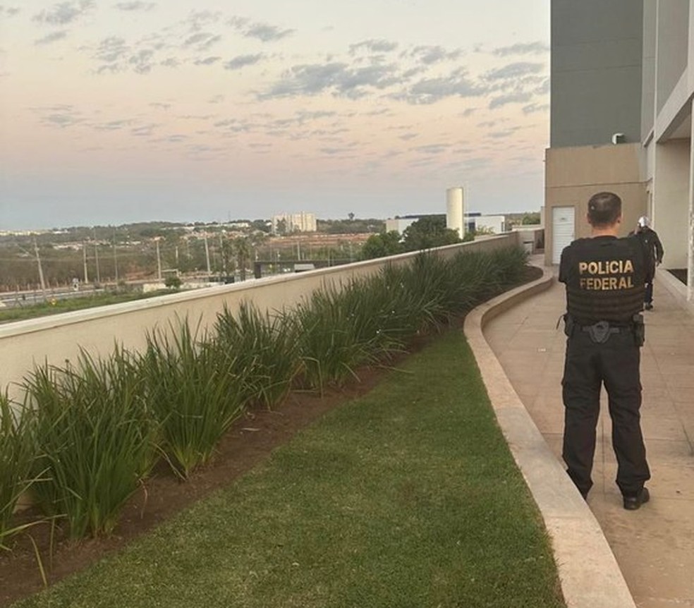 Foram cumpridos mandados de busca e apreensão em casas e em cartórios da capital. — Foto: Reprodução