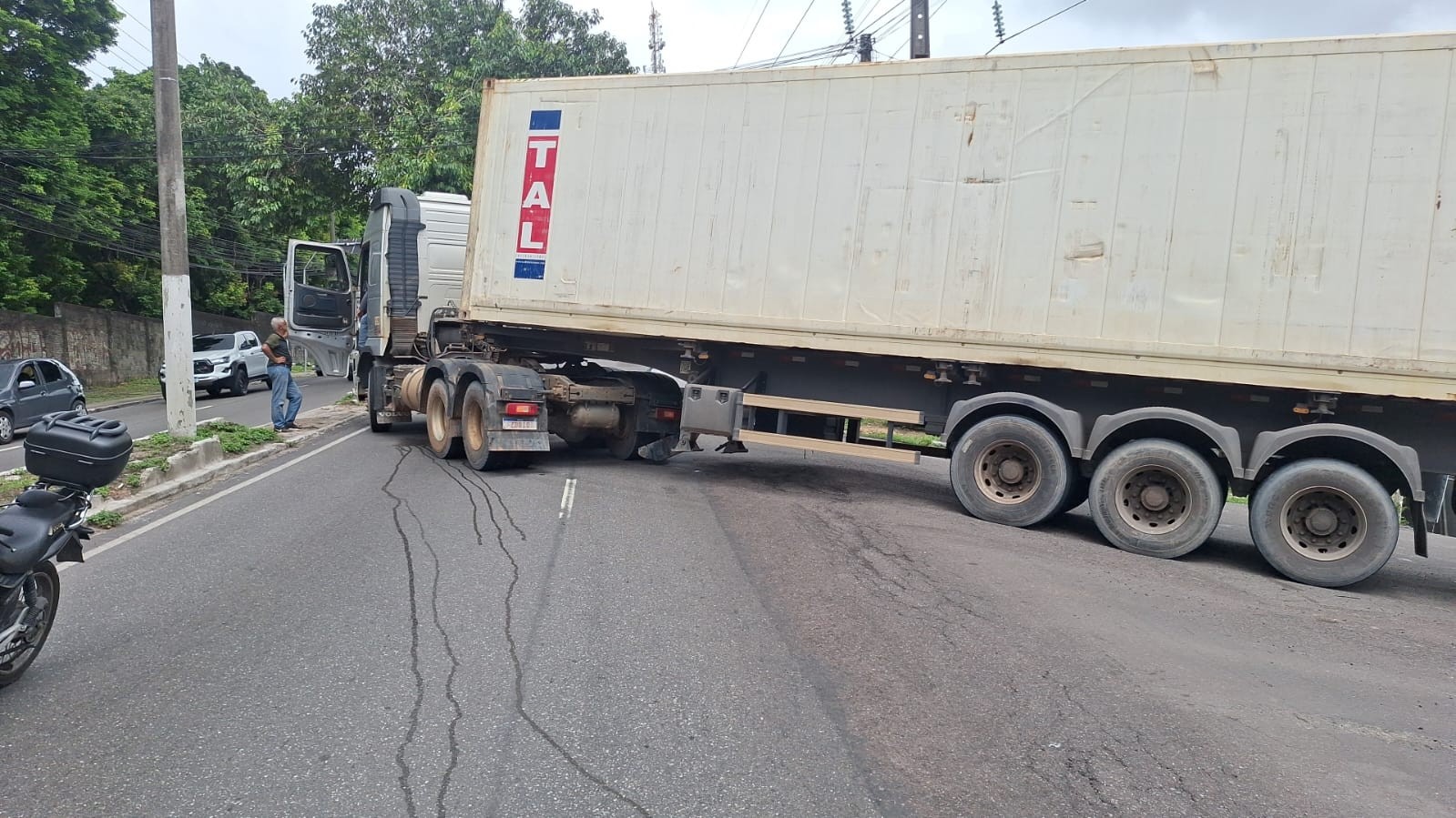 Carreta em pane mecânica gera congestionamento na Avenida Rodrigo Otávio em Manaus