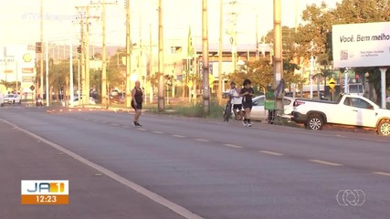 Falta de praças públicas obriga moradores a dividir espaço com carros na região sul