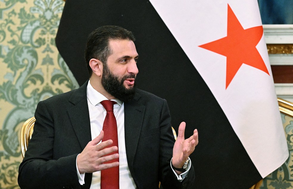 O presidente da Síria, Ahmed al-Sharaa, durante uma reunião na Rússia em 15 de outubro — Foto: Sputnik/Sergey Bobylyov/Pool via Reuters
