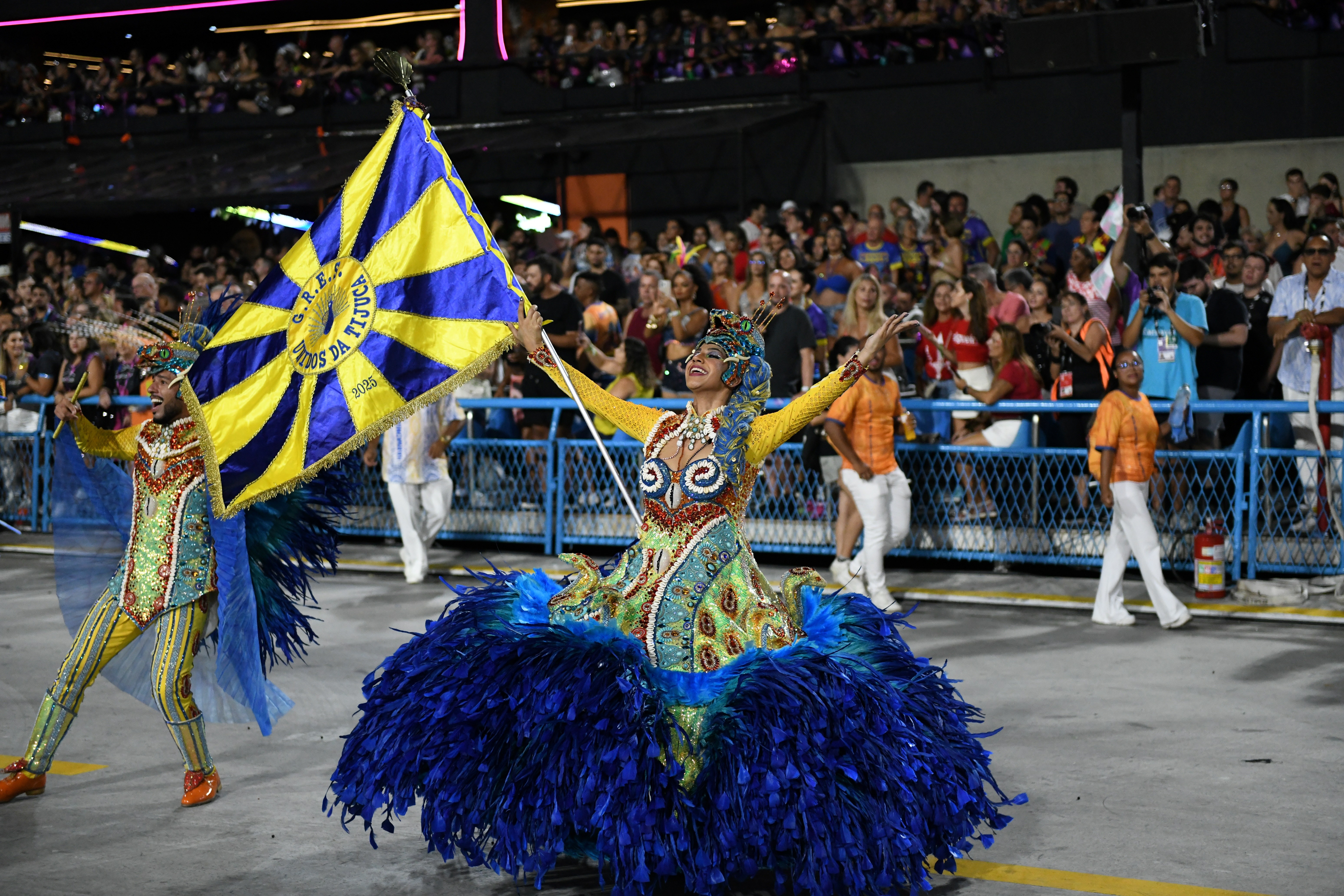 FOTOS: casais de mestre-sala e porta-bandeira do 2º dia de desfile no RJ