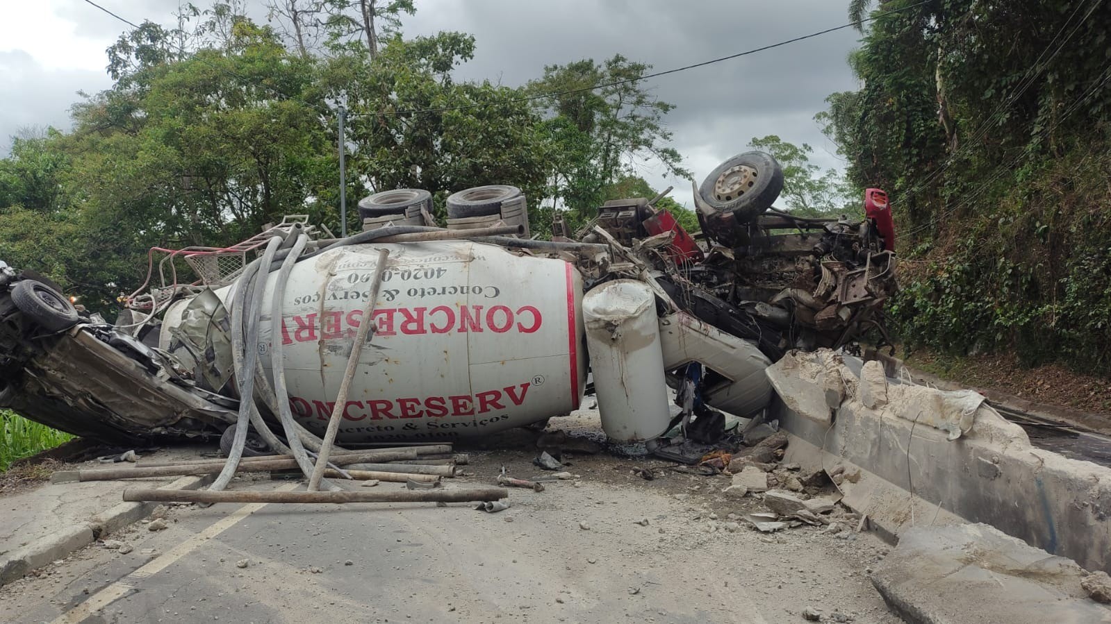 Betoneira cai sobre carro, esmaga veículo e mata duas pessoas na Grande SP