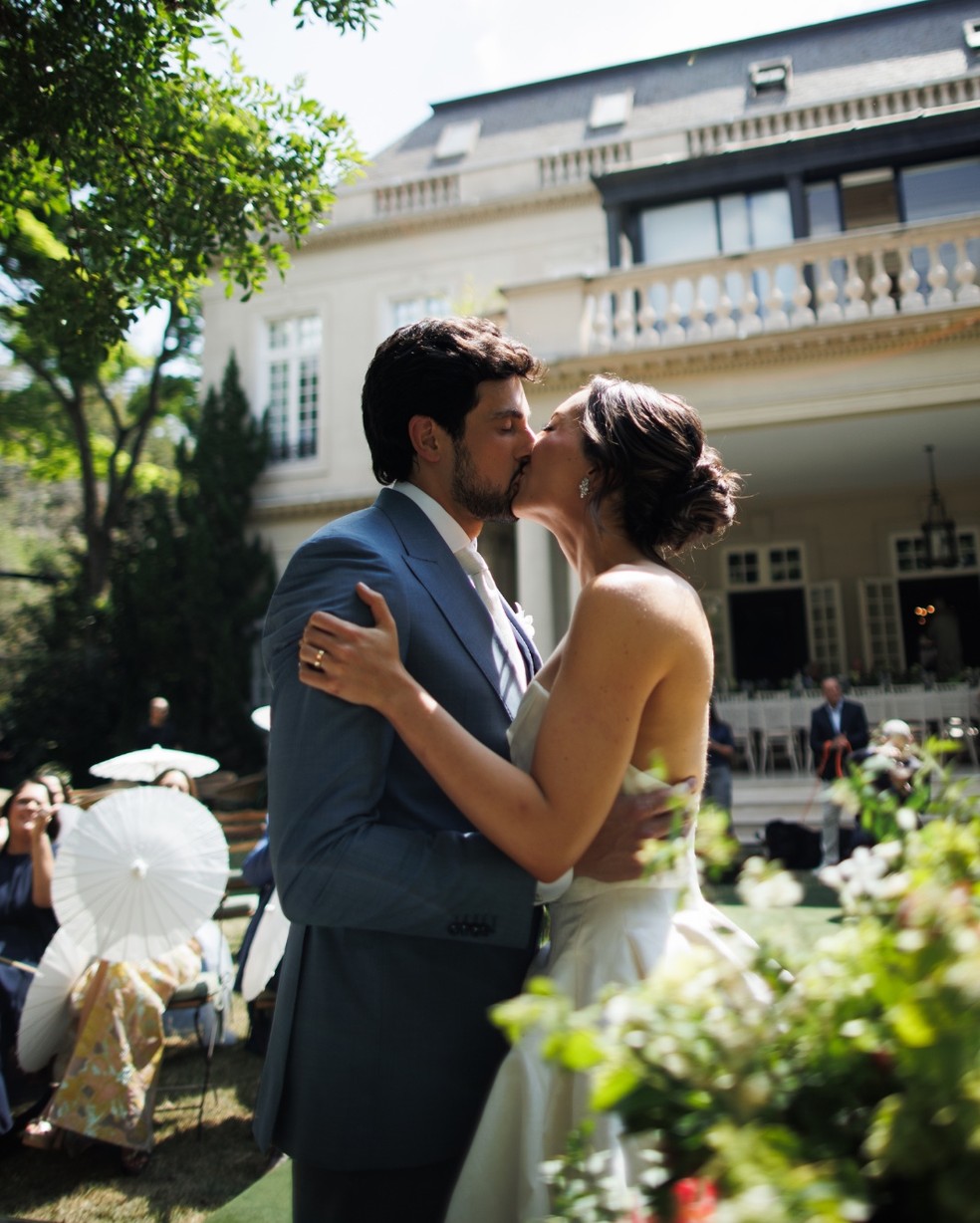 Lara, filha de Faustão, e Julinho Casares se beijam em cerimônia de casamento realizado neste sábado (20), em São Paulo — Foto: Divulgação/@alebigliazzi
