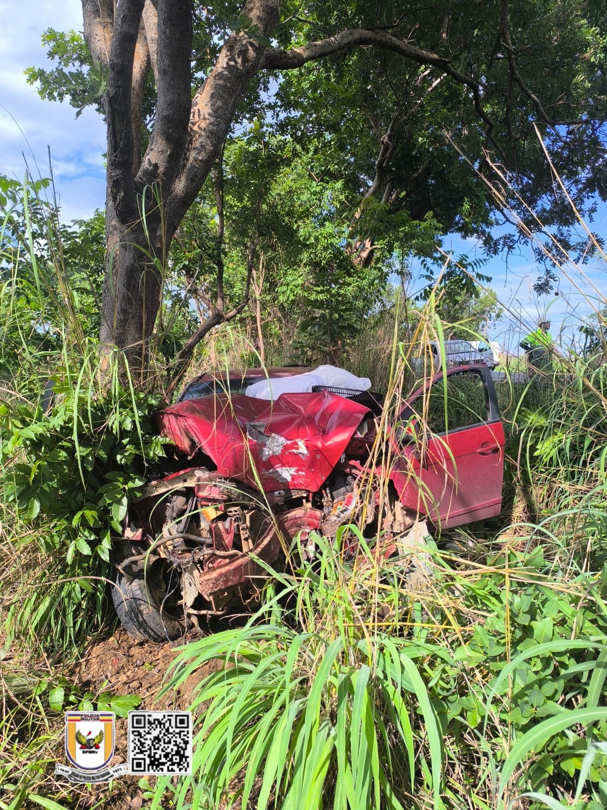 Mulher morre e quatro pessoas ficam feridas após carro bater em árvore na BR-135