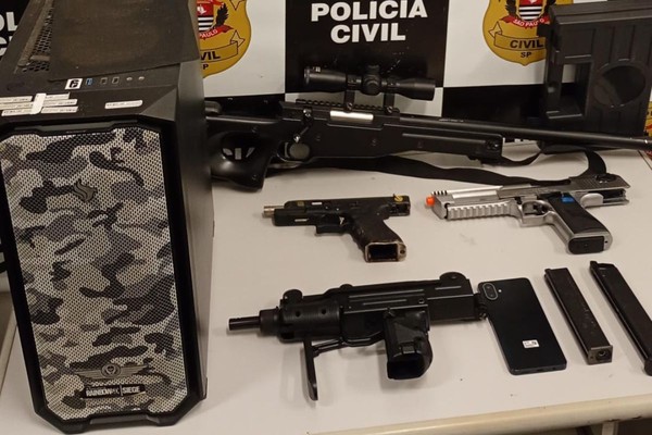 Itens apreendidos com homem que escondeu celular para gravar mulheres em banheiro de prédio comercial em Santos, SP — Foto: Divulgação/Polícia Civil