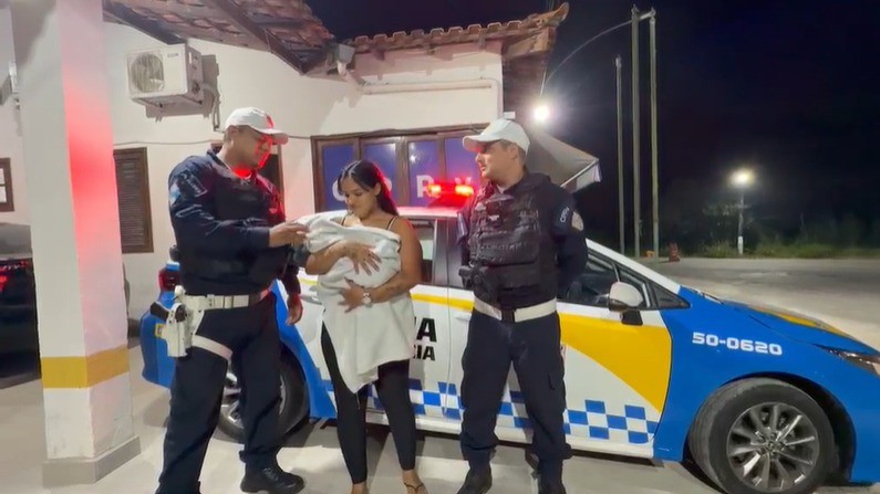 VÍDEO: Bebê de dois meses é salva de engasgo por policiais militares, em Piraí