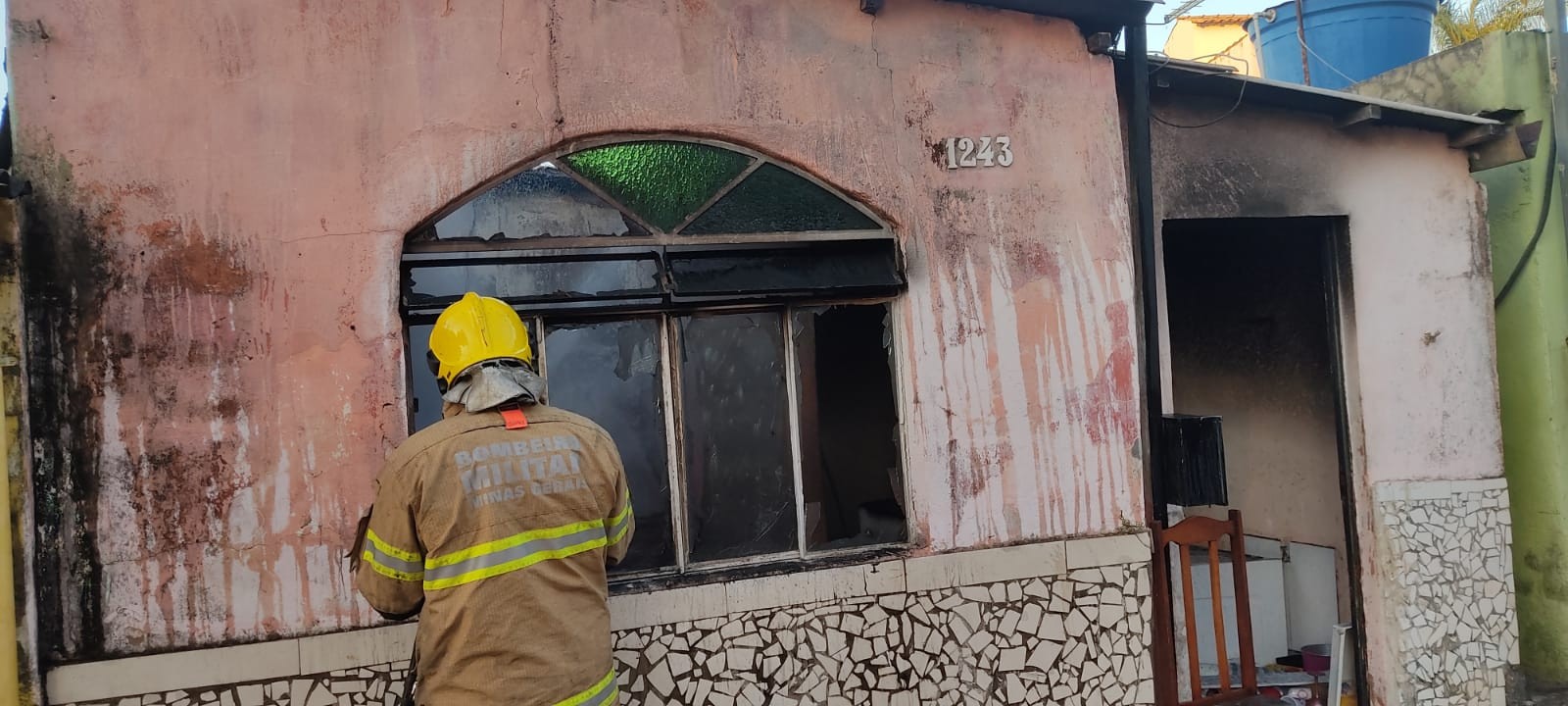 Após briga com namorado, mulher coloca fogo na própria casa em Arcos