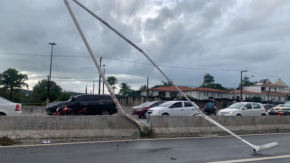 Poste derrubado em acidente na Zona Sul de Natal — Foto: Emerson Medeiros/Inter TV Cabugi