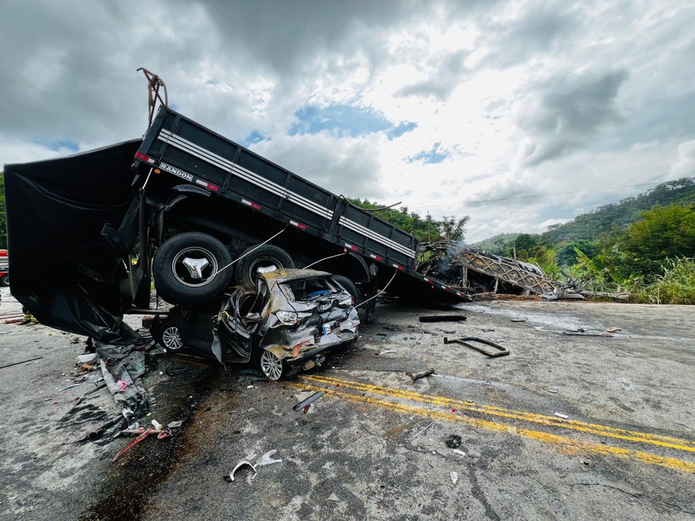 nibus pegou fogo aps colidir contra carreta  Foto: Corpo de Bombeiros MG/Divulgao