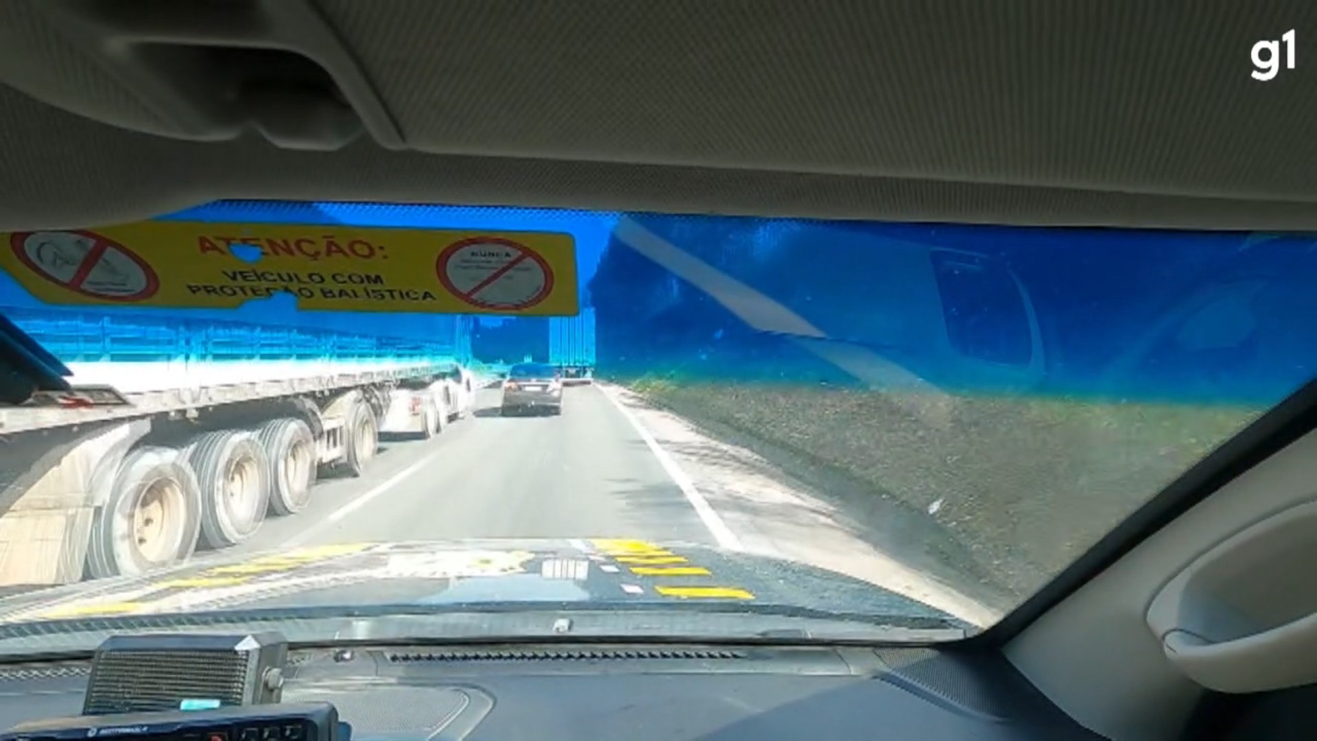 Vídeo: suspeitos jogam fardos de maconha de carro ao fugirem da PRF em rodovia do Paraná