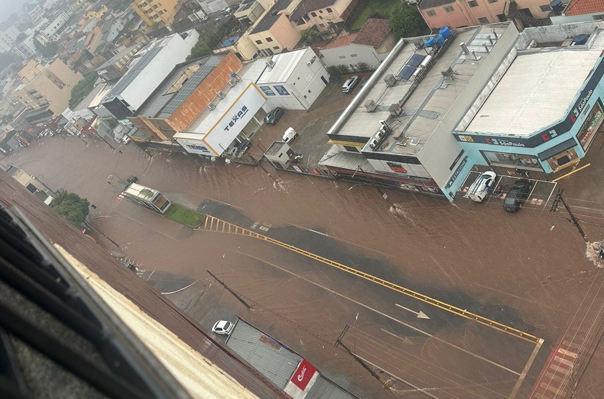 Chuva causa alagamentos e deixa pessoas e animais ilhados em Uberaba