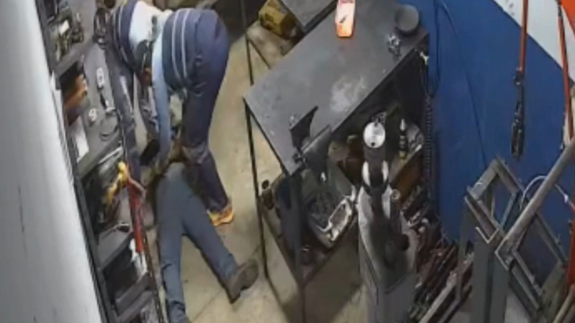 VÍDEO: Falsos garis rendem funcionários e levam carro de oficina em Uberlândia