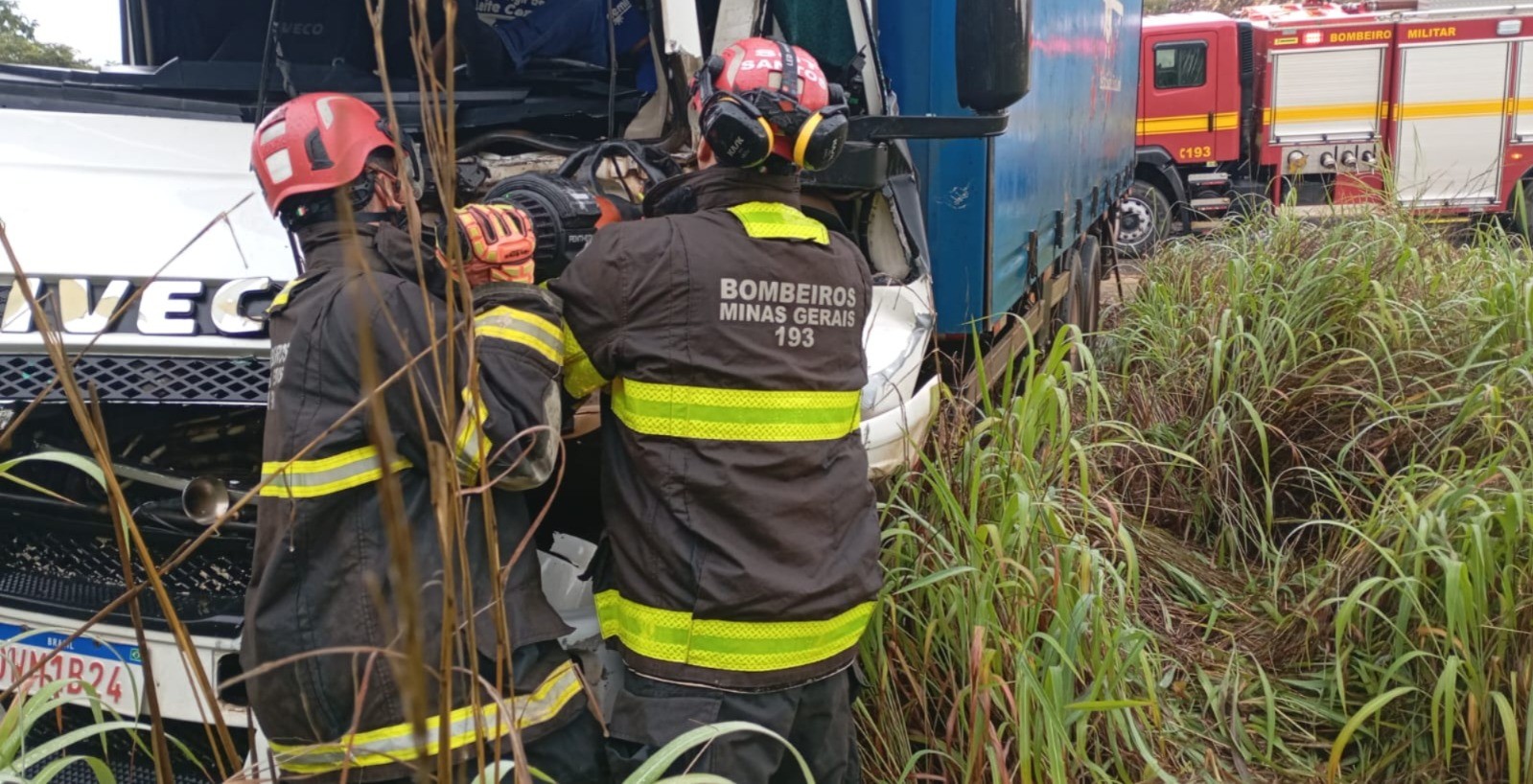 VÍDEO: Bombeiros retiram condutor preso às ferragens na BR-251
