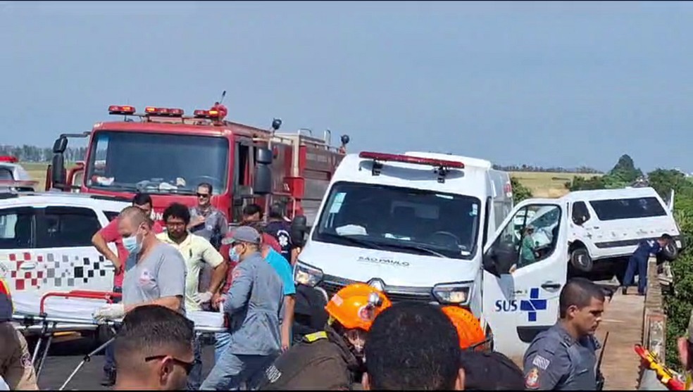 Van que transportava 11 pessoas cai em barranco na rodovia SP-272 — Foto: Adalberto Luis dos Santos e Ênio José do Carmo