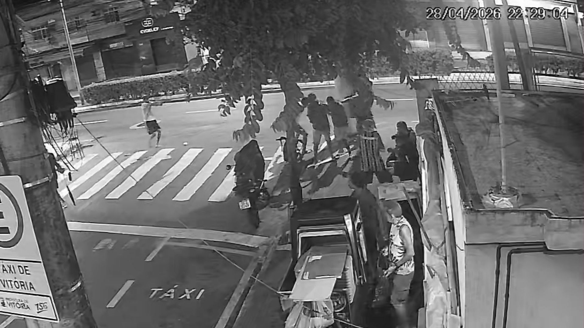 VÍDEO: Homem faz ataque a tiros perto de quartel da PM e atinge três pessoas em Vitória