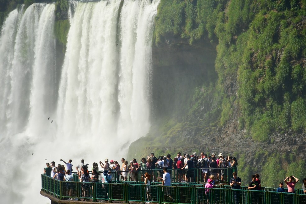 Visitantes passeiam pelas Cataratas do Iguaçu — Foto: Reprodução/Parque Nacional do Iguaçu
