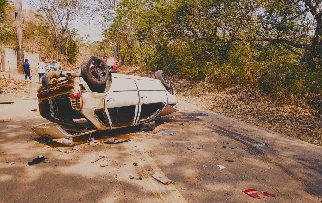 Grávida de 9 meses morre em capotamento de carro em MG; bebê também não resistiu