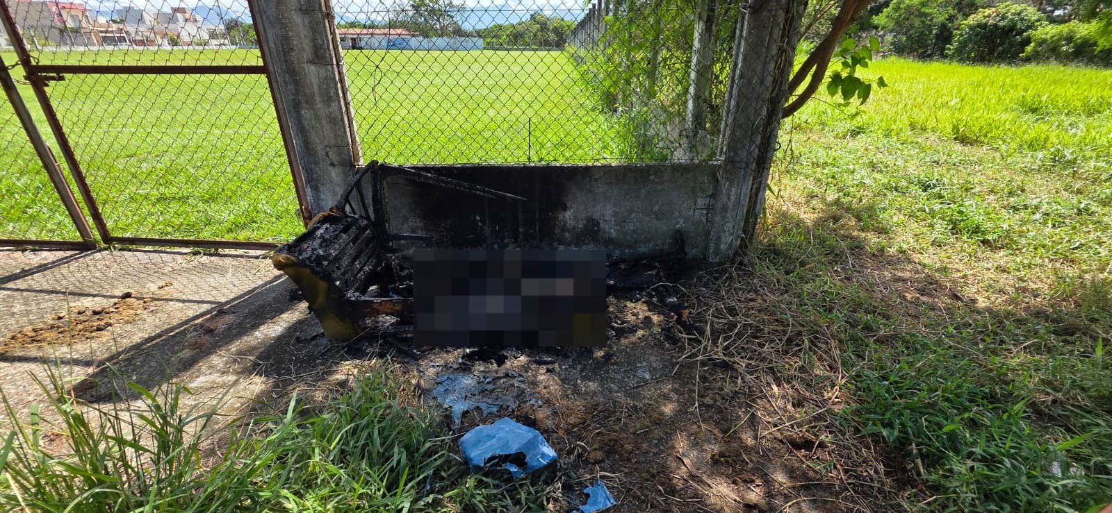 Ossada humana é encontrada dentro de sofá carbonizado em rua de Pindamonhangaba, SP