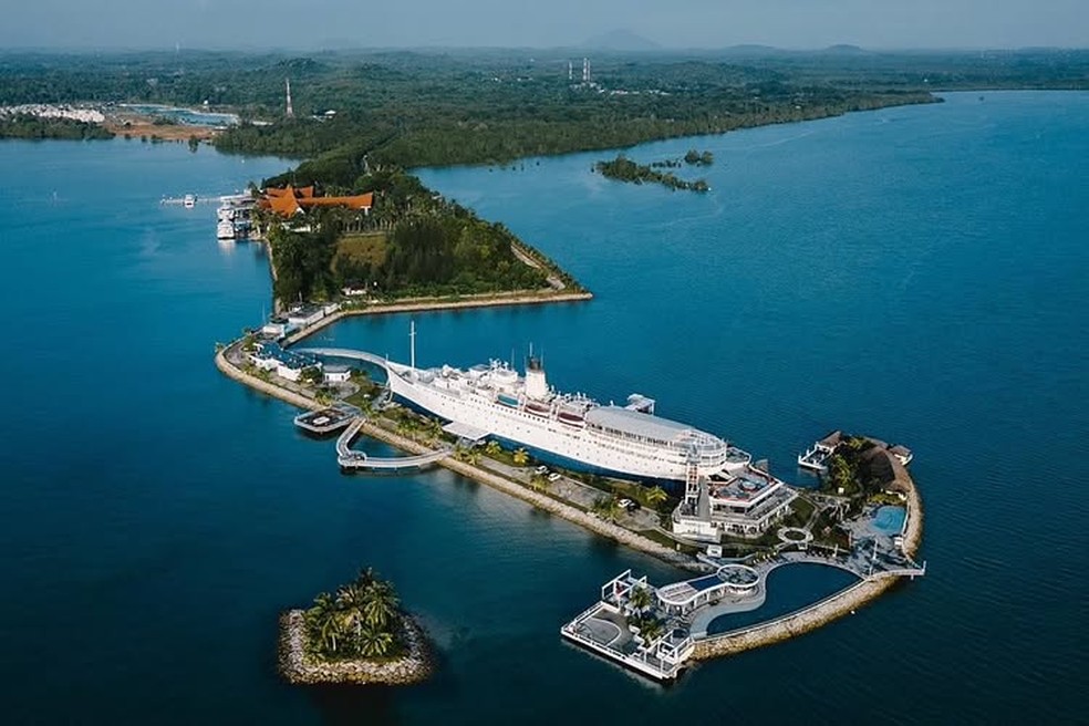Doulos Phos The Ship Hotel fica em uma ilha em formato de âncora na Indonesia. — Foto: Reprodução/Instagram/@doulosphostheshiphotel