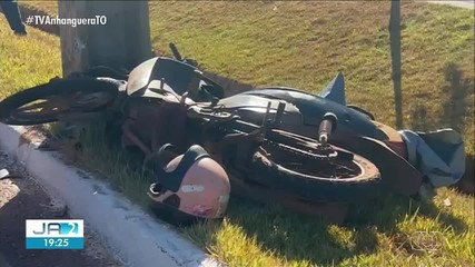 Motociclista morre e companheira fica ferida após bater em poste