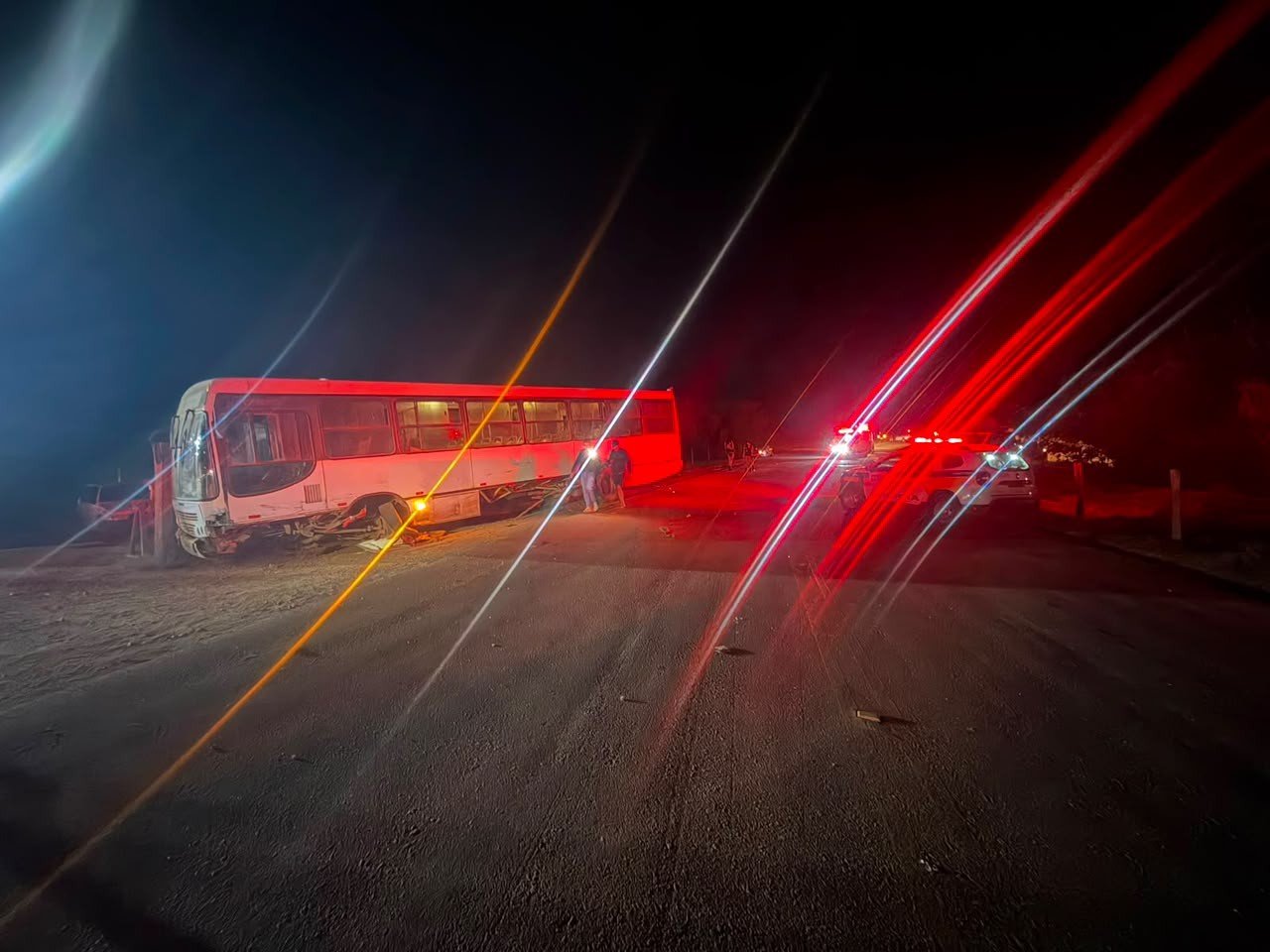 Motorista morre em acidente entre ônibus e carro na MG-275