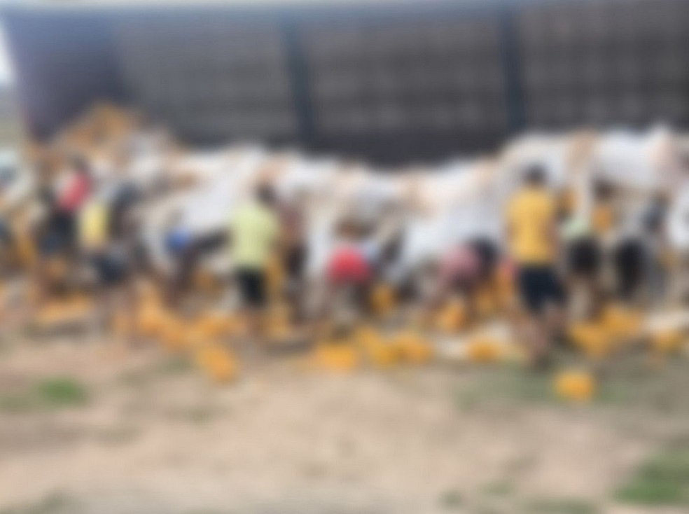 Caminhão que tombou com cerveja foi saqueado no RN — Foto: Cedida