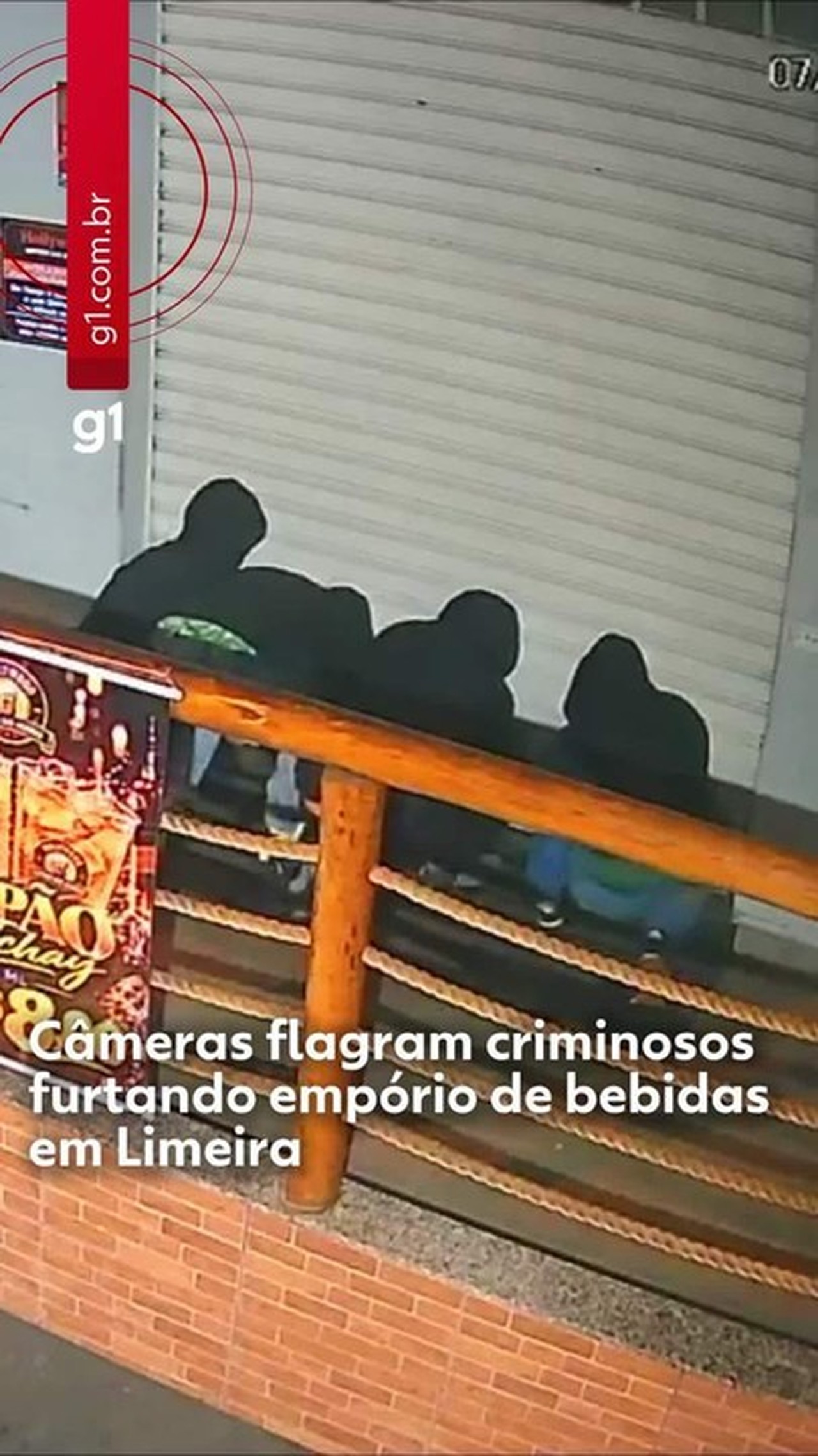 Câmera flagra quadrilha arrombando empório de bebidas antes de furtar 100 garrafas de uísque em Limeira; VÍDEO