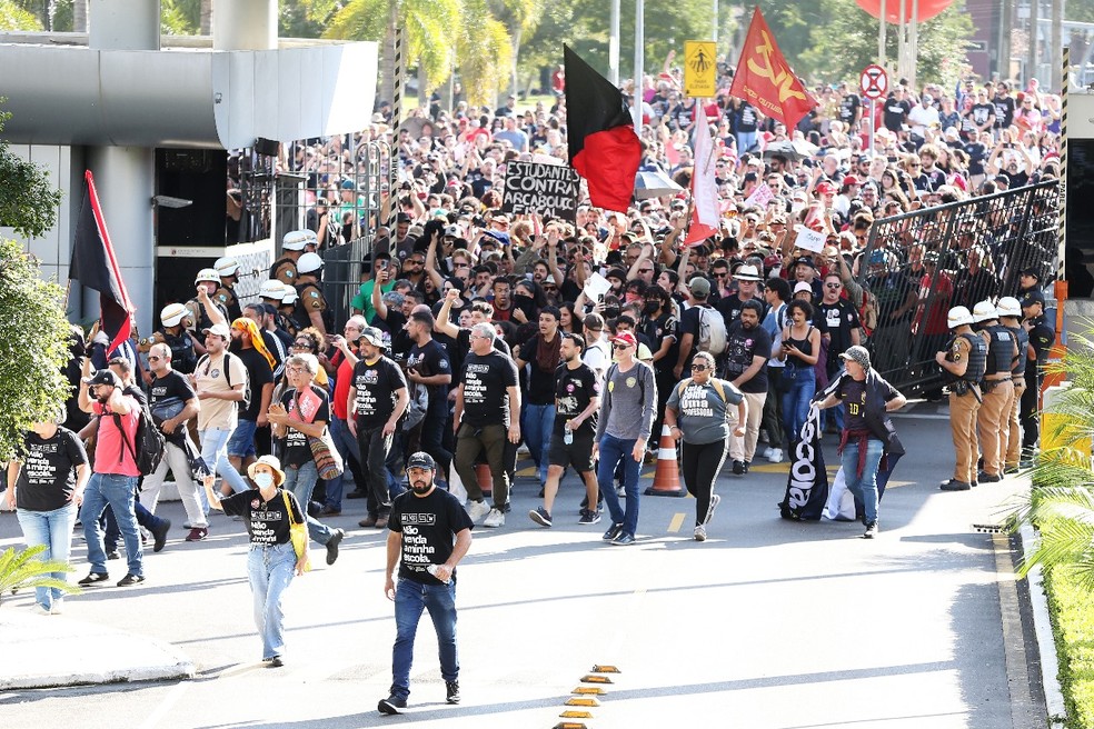 Manifestantes contrários ao projeto de lei que terceiriza gestão de colégios públicos no PR entram na Assembleia Legislativa — Foto: Giuliano Gomes/ PR Press