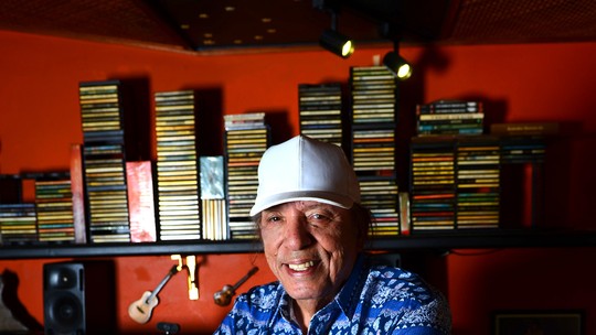 Hitmaker na década de 1980, Dalto faz flashback da carreira, com convidados, no álbum ao vivo ‘Muito estranho 4.0’ -