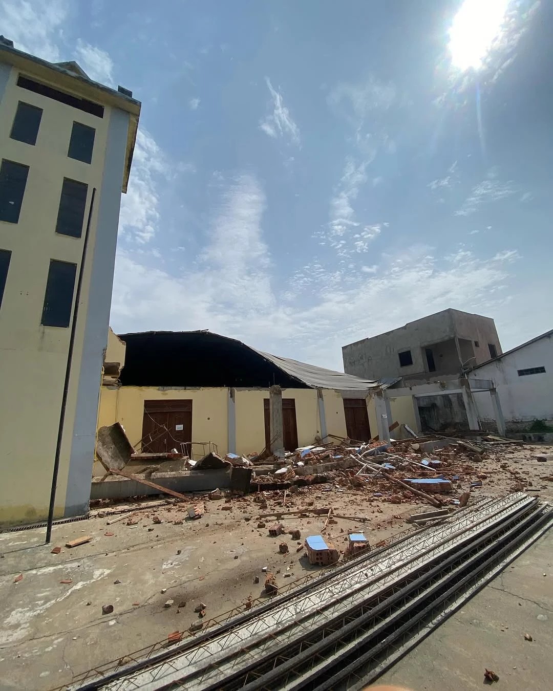 Parte de teto de igreja e forro de Centro de Saúde caem durante forte chuva no MA