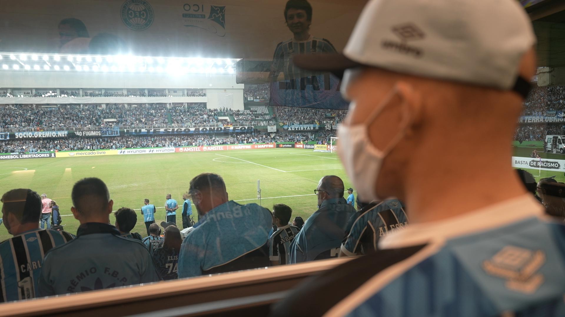 Jovem gremista em tratamento contra câncer em Curitiba realiza sonho de ver o time jogar: 