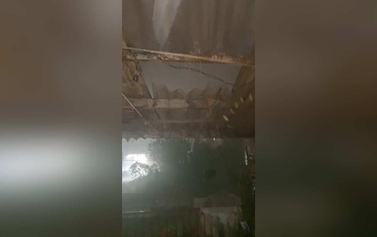 Chuva com rajadas de vento de até 53 km/h causa destelhamento e enxurradas em Itapeva; vídeo