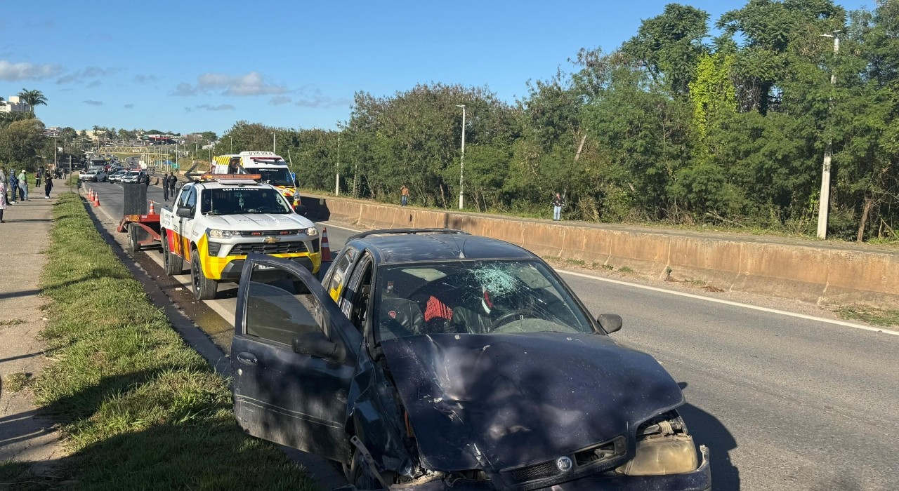 Acidente deixa motorista ferido e interdita rodovia de Salto de Pirapora 