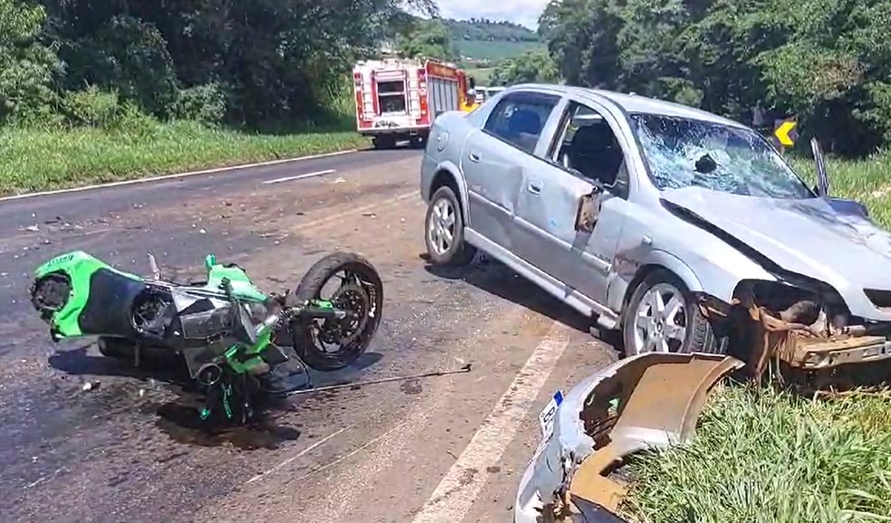 Motociclista morre após bater moto de alta cilindrada de frente contra carro, em Renascença — Foto: ppnews /Colaboração