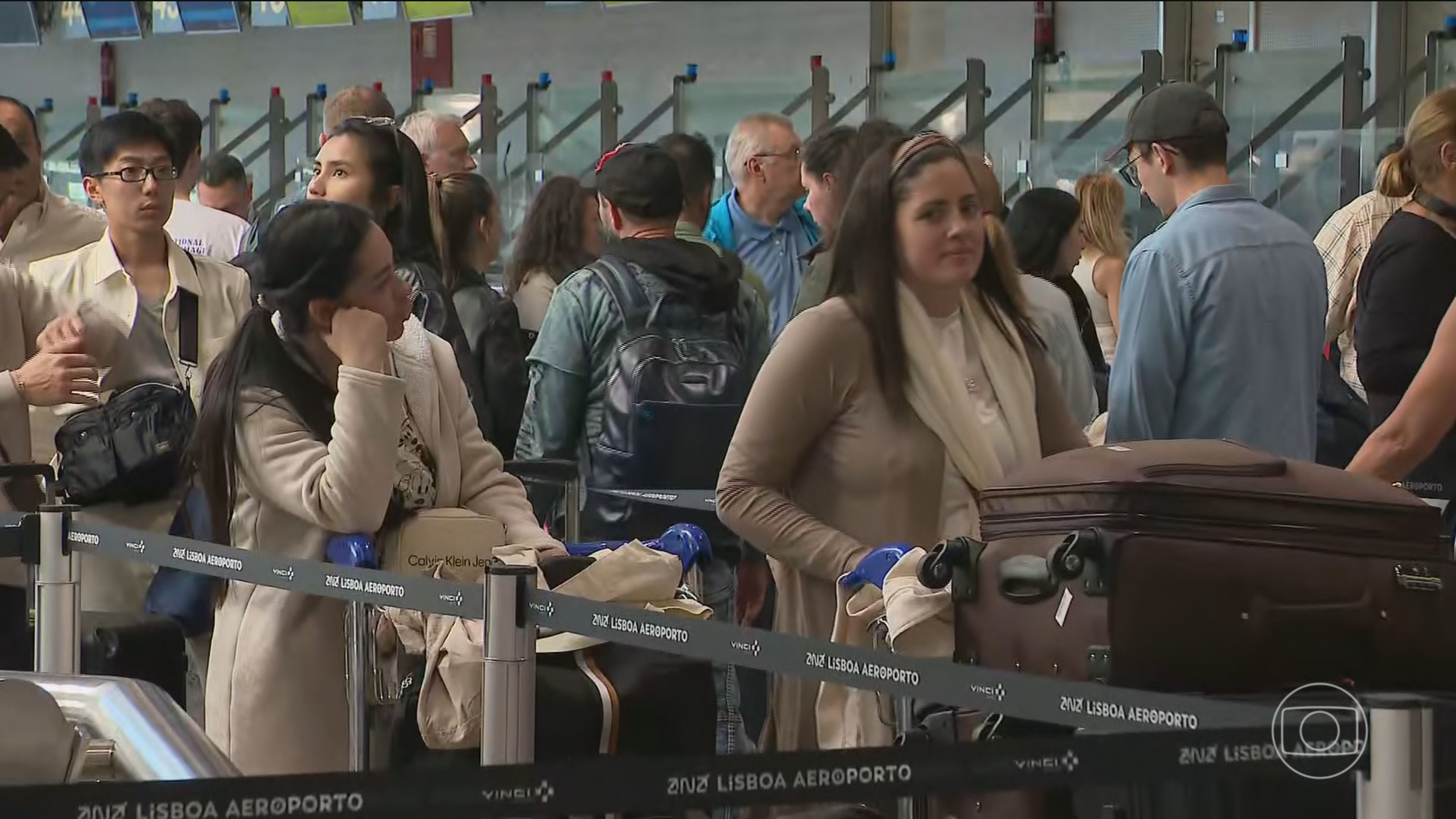 Em Portugal, longas filas provocam suspensão de sistema novo de controle de passaportes