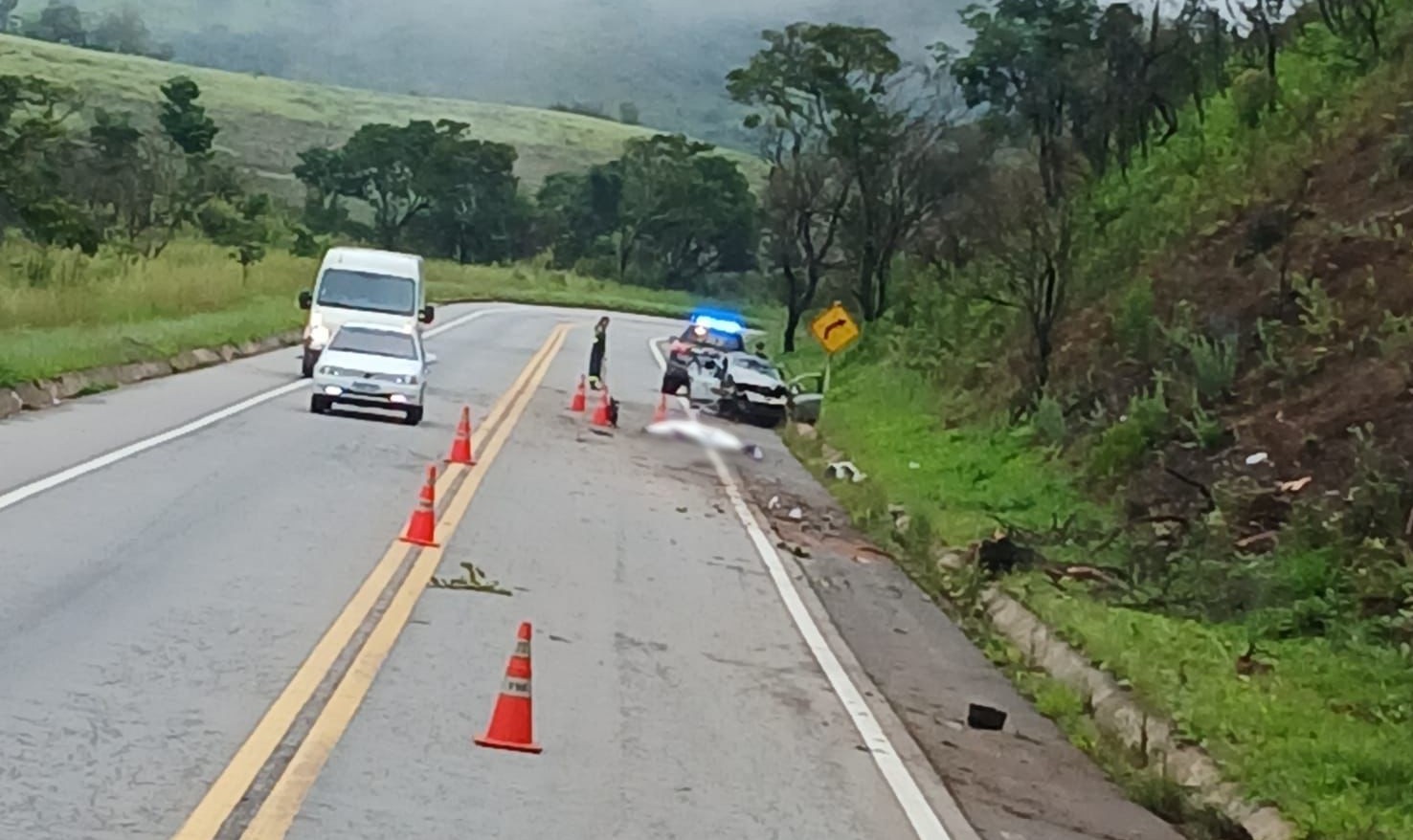 Dois homens morrem e outro fica gravemente ferido em capotamento na BR-267