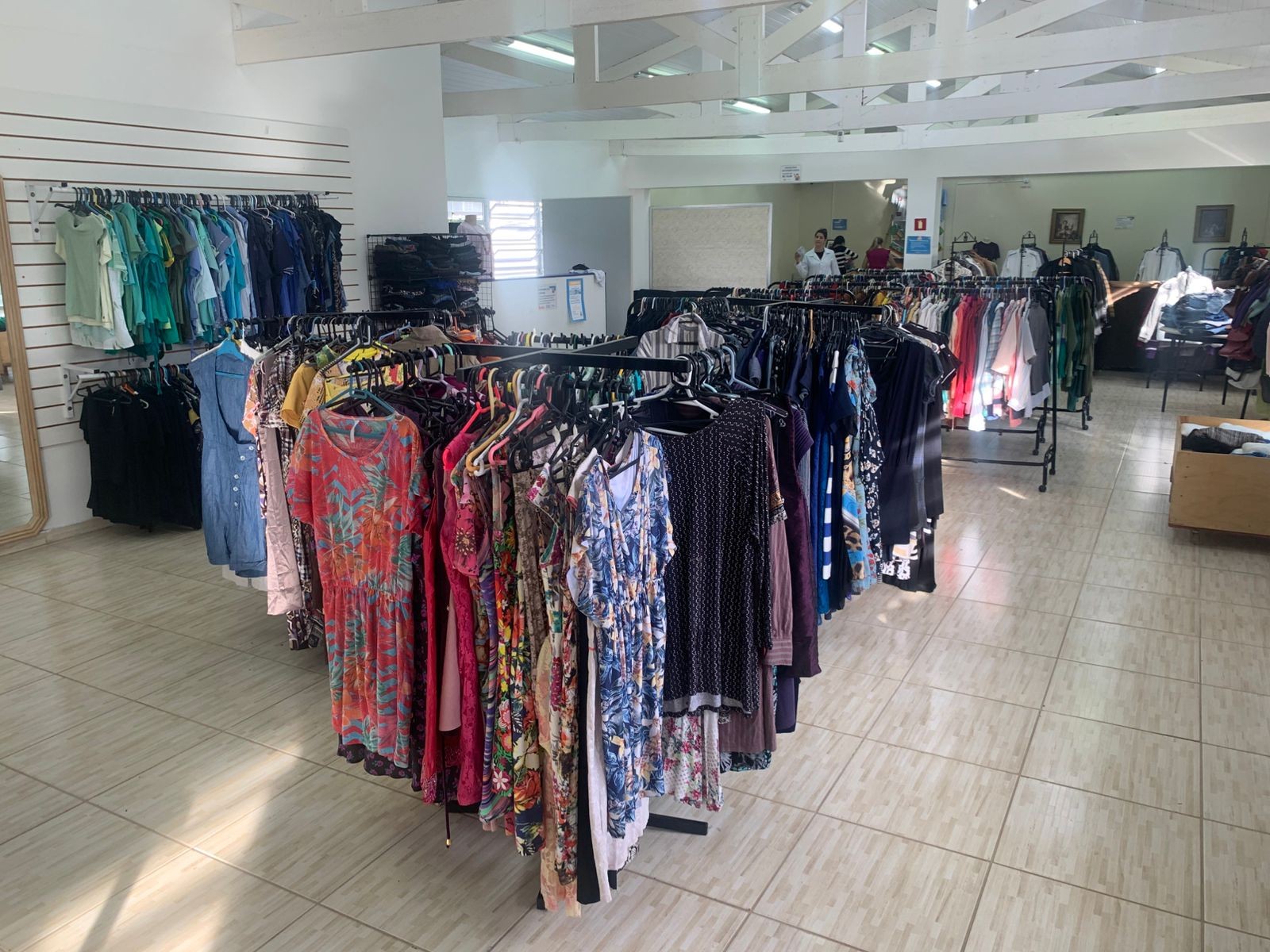 Bazar em Curitiba tem peças com preços a partir de R$ 2 neste sábado (10); veja como participar