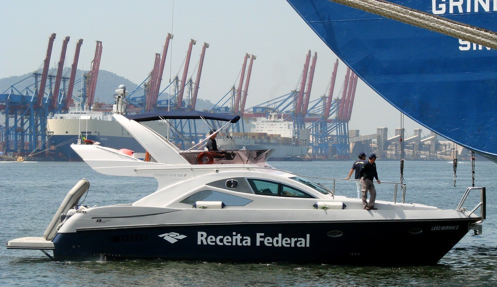 Mergulhadores encontram 134 kg de cocaína escondida em casco de navio no Porto de Santos; droga seria enviada ao Marrocos