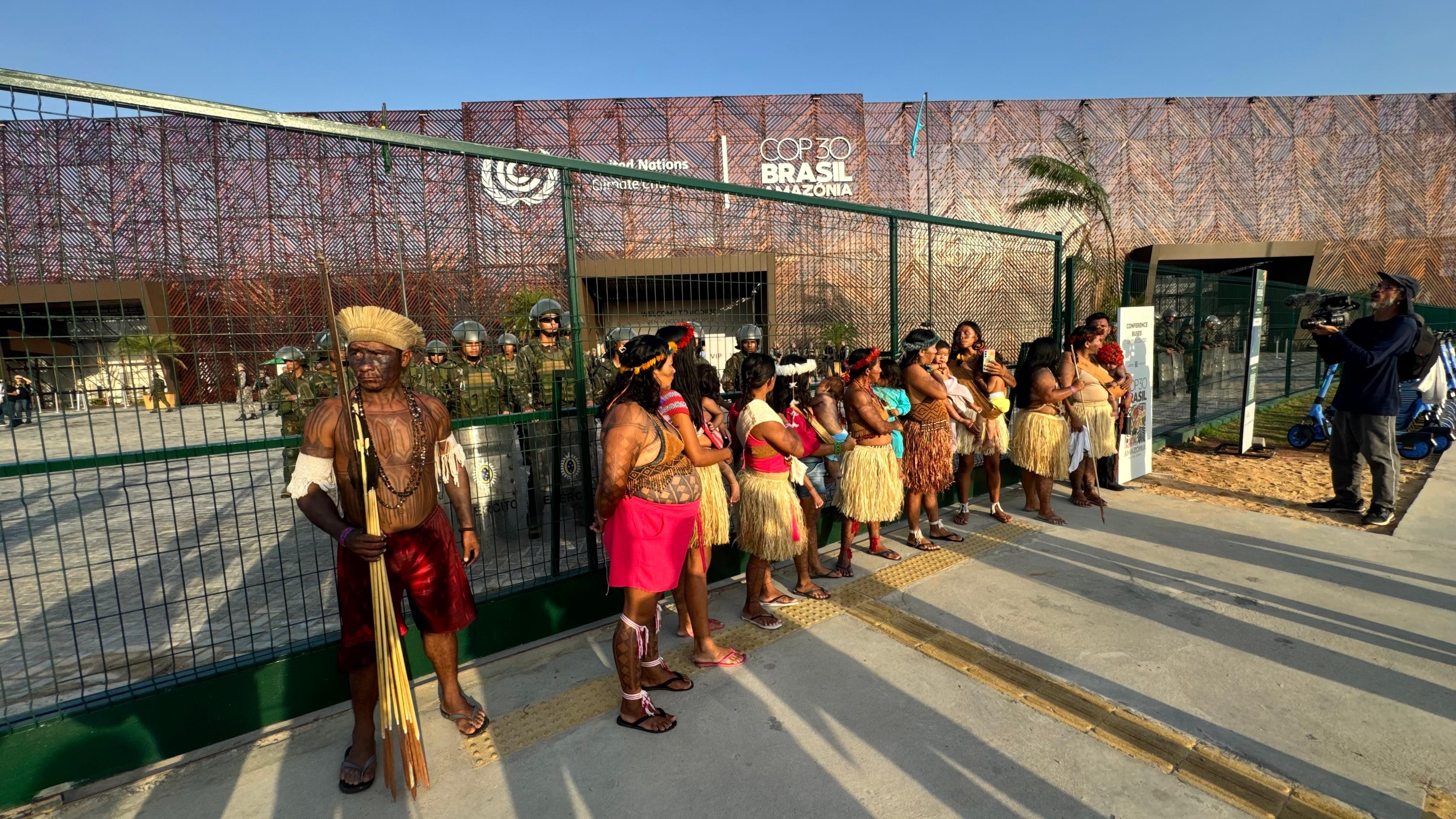 Indígenas Munduruku bloqueiam entrada da Blue Zone em protesto durante a COP 30