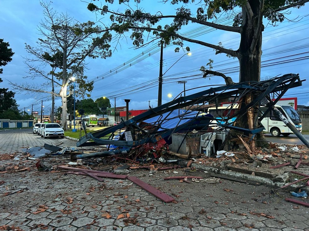 Colisão entre carro e ônibus deixa seis feridos em avenida de Manaus — Foto: Jucelio Paiva/Rede Amazônica