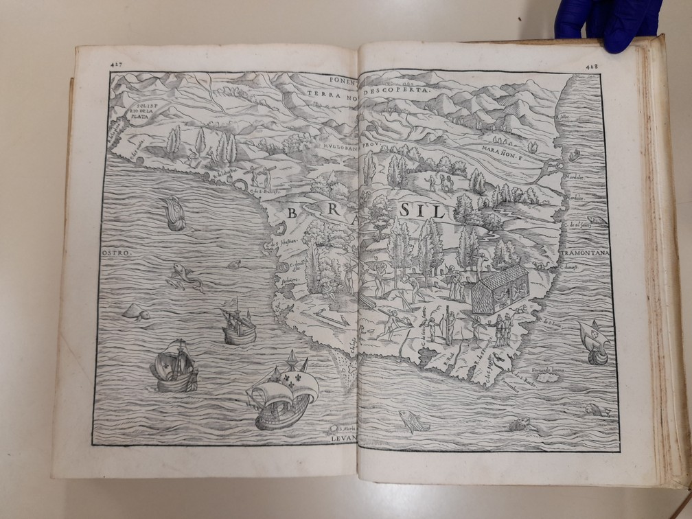 Um dos primeiros mapas do Brasil publicado em 1565 — Foto: Marcelo Gaudio