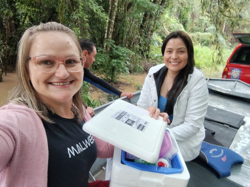 Juliane Kravicz e Ana Paula Zakszeski foram de barco para fazer tratamento em domicílio no pequeno Théo — Foto: Arquivo Pessoal