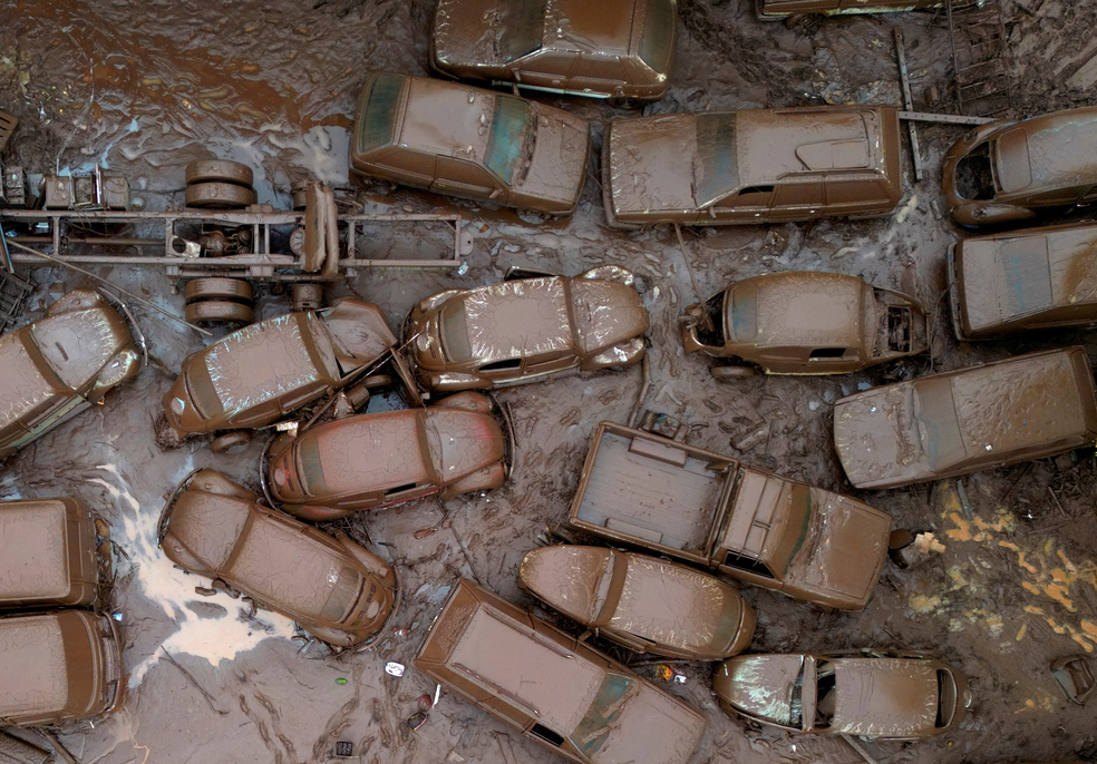 Imagem de drone do dia 3 de maio de 2024 mostra pilha de carros soterrados por enchente na cidade de Encanto após fortes chuvas que caíram sobre o Rio Grande do Sul  Foto: Diego Vara/Reuters